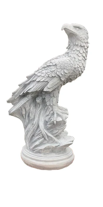 Gedetailleerd sculptuur van een adelaar zittend op een rots, gemaakt van steen