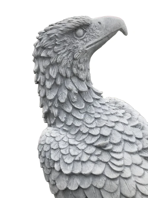 Gedetailleerd sculptuur van een adelaar zittend op een rots, gemaakt van steen