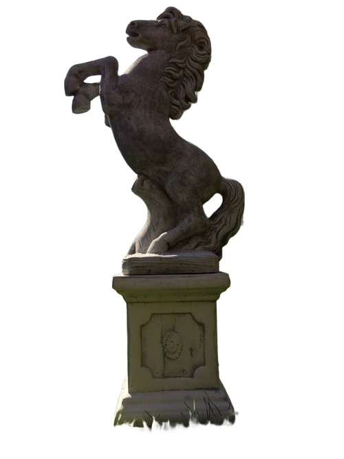 Paard op sokkel, vol steen