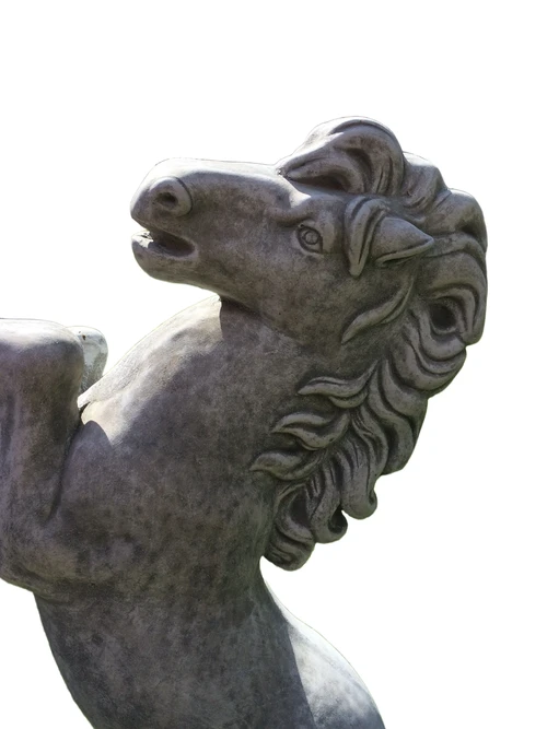 Paard op sokkel, vol steen