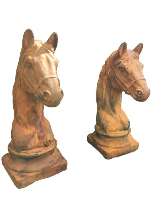 Sculptuur paardenhoofd, vol steen oxide