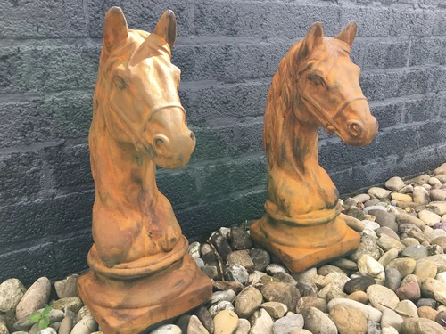 Sculptuur paardenhoofd, vol steen oxide