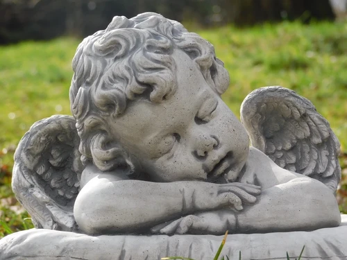 Engel op kussen, een mooi beeld voor plechtigheid.