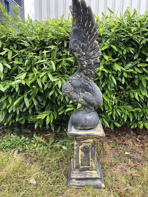 Knielende Engel met vleugels omhoog op sokkel, mooi zandstenen image stenen set !