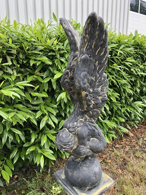 Knielende Engel met vleugels omhoog, mooi zandstenen image stenen beeld !