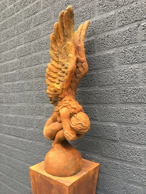 Knielende Engel met vleugels omhoog, mooi zandstenen image stenen beeld !
