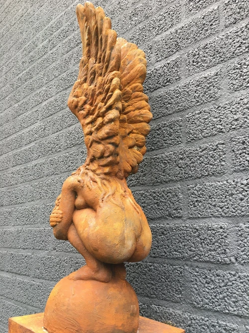 Knielende oxide Engel met vleugels omhoog, mooi oxid stenen beeld!