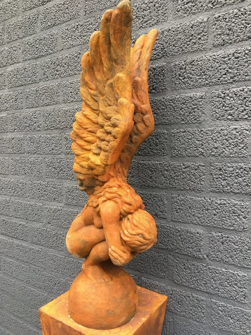 Knielende oxide Engel met vleugels omhoog, mooi oxid stenen beeld!