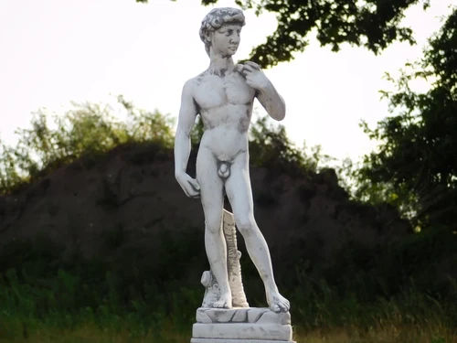 Statue David auf Sockel – 88 cm – Stein