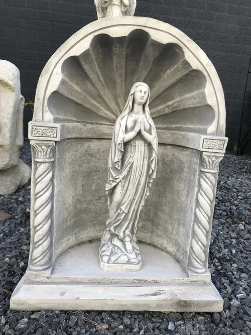 Beeld Maria, biddend, in een kapel, Maria Lourdes, Mariakapel