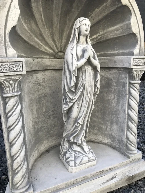 Beeld Maria, biddend, in een kapel, Maria Lourdes, Mariakapel