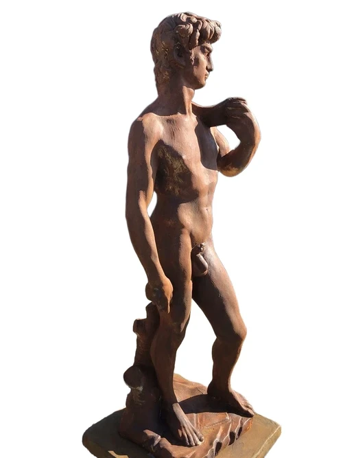 Groot beeld vol steen van de Bijbelse figuur David, oxid.