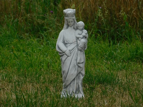 Maria mit Kind auf dem Arm, Vollstein, grau