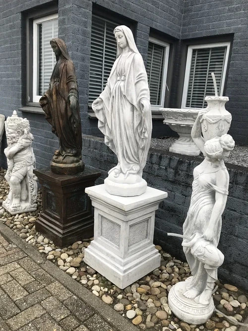 Maria op een sokkel, tuinbeeld Maria, stenen beeld, groot