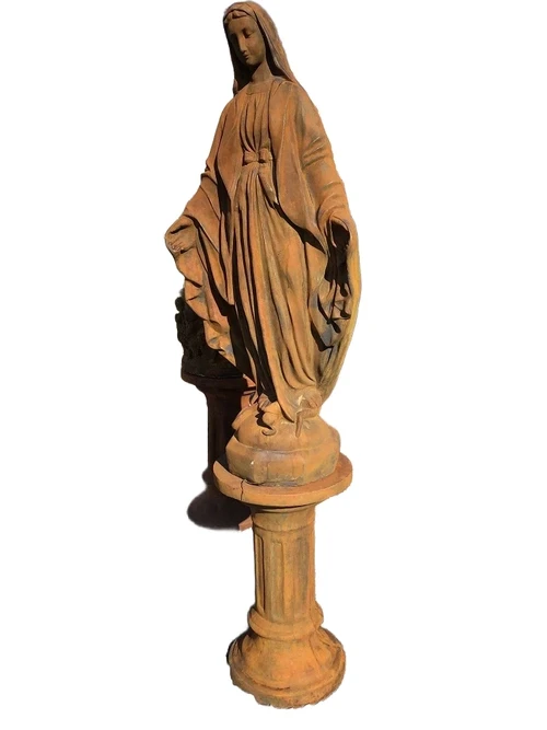 Moeder Maria / Mother Mary, groot vol stenen oxid beeld op sokkel oxide.