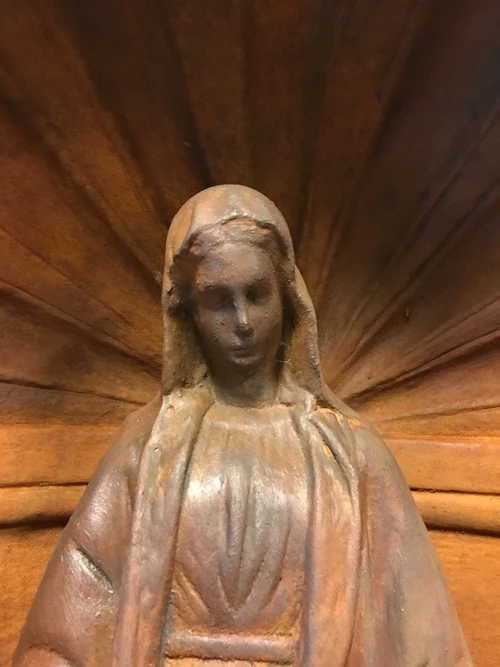 Mooi Mariabeeld vol steen-oxid in bidkapel vol steen.