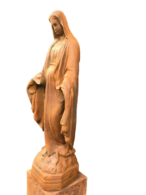 Schöne Statue der Jungfrau Maria voller Steinoxid