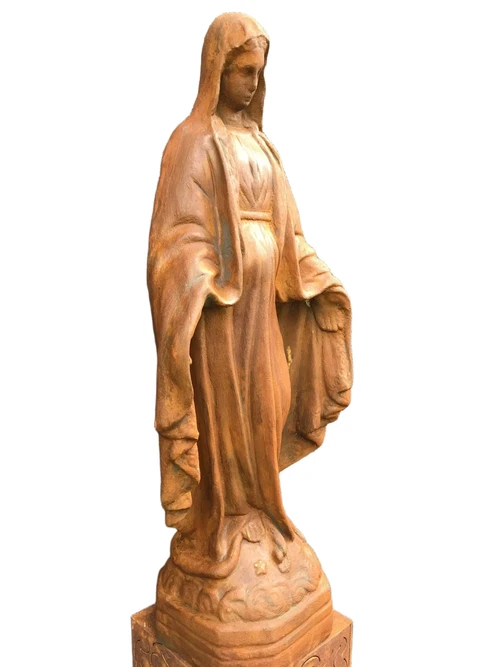 Schöne Statue der Jungfrau Maria voller Steinoxid