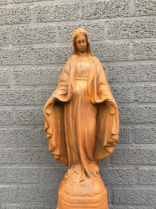Schöne Statue der Jungfrau Maria voller Steinoxid