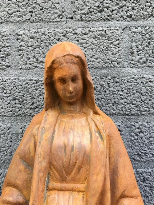Schöne Statue der Jungfrau Maria voller Steinoxid