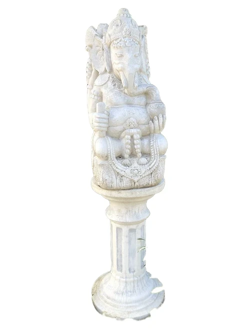 Beeld Ganesha op sokkel, een hindoestaanse god, vol stenen beeld!