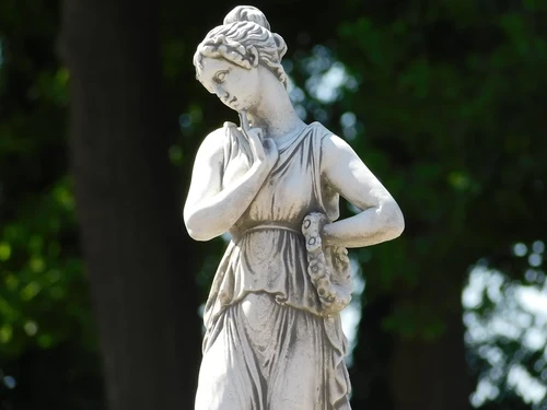 Statue Woman on Round Pedestal - 88 cm - Stone