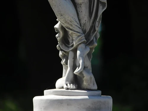 Statue Woman on Round Pedestal - 88 cm - Stone
