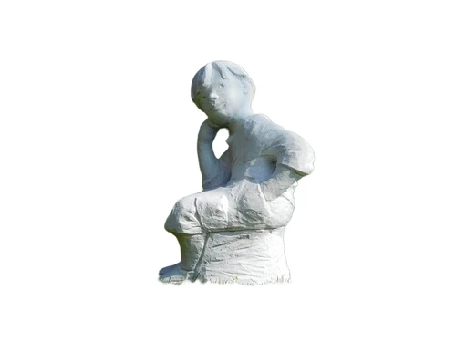Statue sitzender Junge - massiver Stein