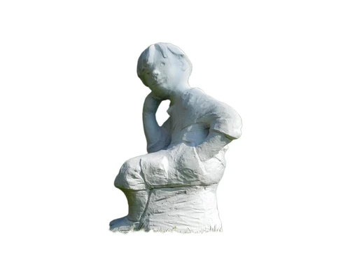 Statue sitzender Junge - massiver Stein