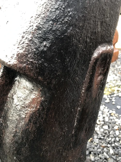 MOAI XXL, groot stenen beeld, van de paaseilanden, donker bruin