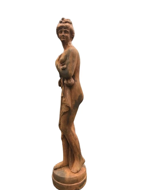 Stenen Tuinbeeld van een Elegante Staande Dame – Oxide-Rust
