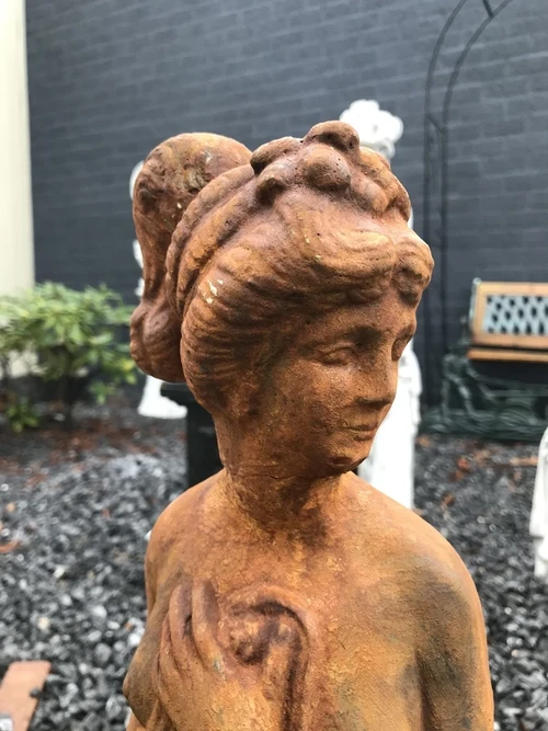 Stenen Tuinbeeld van een Elegante Staande Dame – Oxide-Rust