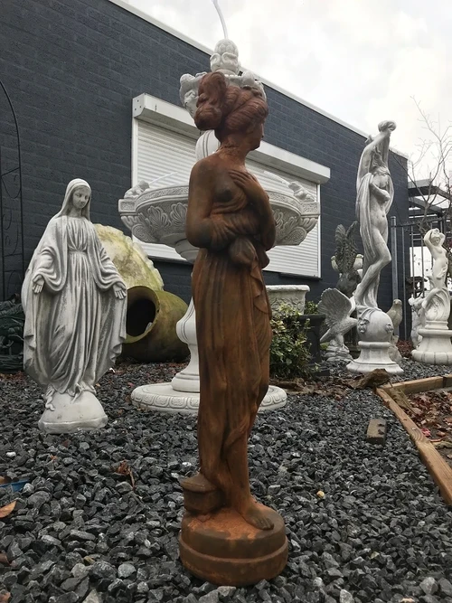 Stenen Tuinbeeld van een Elegante Staande Dame – Oxide-Rust