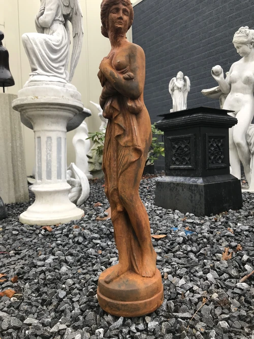 Stenen Tuinbeeld van een Elegante Staande Dame – Oxide-Rust