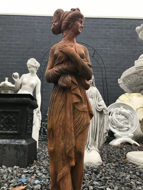 Stenen Tuinbeeld van een Elegante Staande Dame – Oxide-Rust