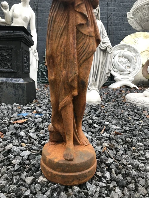Stenen Tuinbeeld van een Elegante Staande Dame – Oxide-Rust