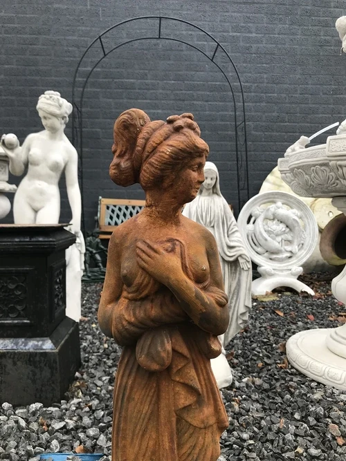 Stenen Tuinbeeld van een Elegante Staande Dame – Oxide-Rust