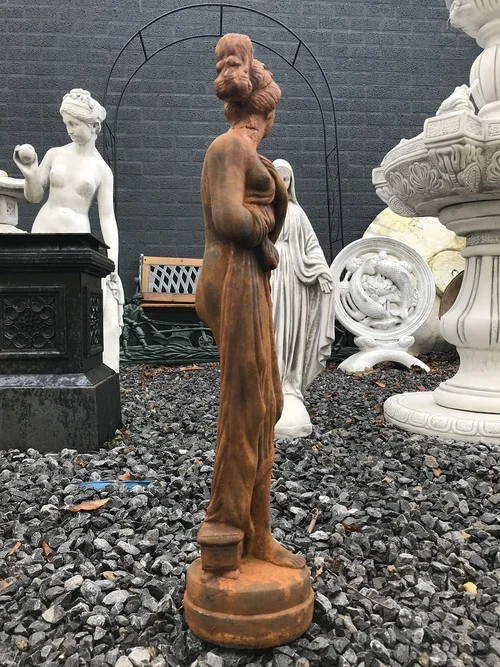 Stenen Tuinbeeld van een Elegante Staande Dame – Oxide-Rust