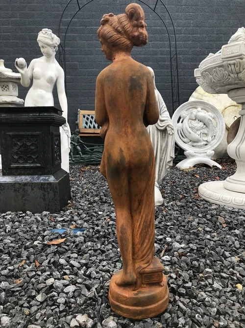 Stenen Tuinbeeld van een Elegante Staande Dame – Oxide-Rust