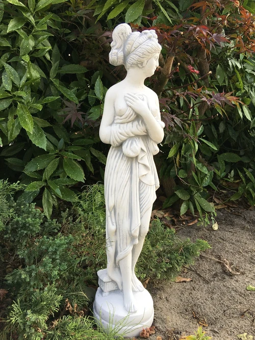 Wit Stenen Tuinbeeld van een Elegante Staande Dame – 77 cm
