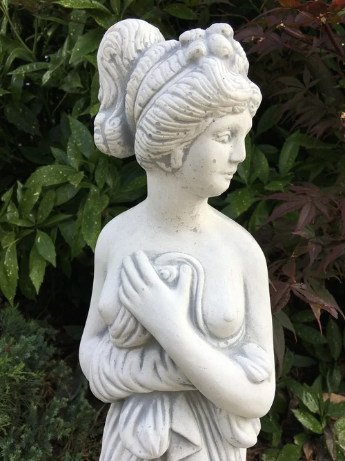 Wit Stenen Tuinbeeld van een Elegante Staande Dame – 77 cm