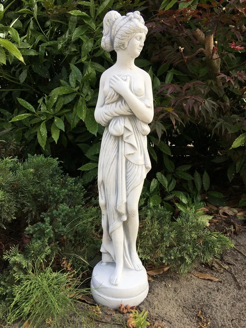 Wit Stenen Tuinbeeld van een Elegante Staande Dame – 77 cm