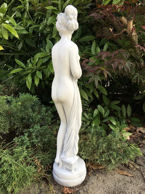 Wit Stenen Tuinbeeld van een Elegante Staande Dame – 77 cm
