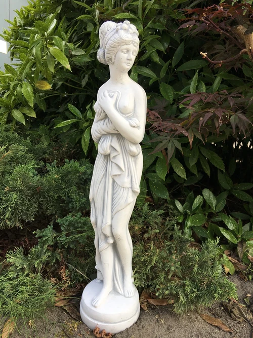 Wit Stenen Tuinbeeld van een Elegante Staande Dame – 77 cm