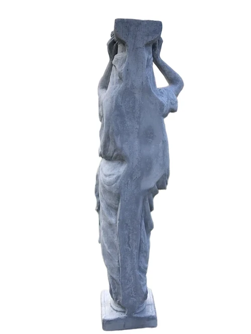 Prachtige Kariatide beeld vol steen van een mythologisch vrouwelijk beeld.