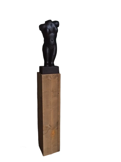 Vrouwelijke Torso van Metaal op Steigerhouten Zuil - 160 cm