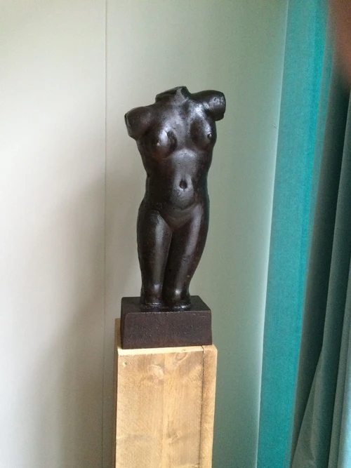 Vrouwelijke Torso van Metaal op Steigerhouten Zuil - 160 cm