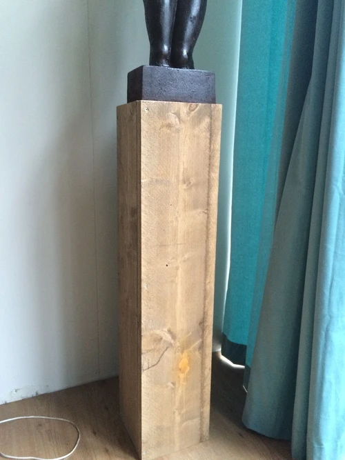 Vrouwelijke Torso van Metaal op Steigerhouten Zuil - 160 cm