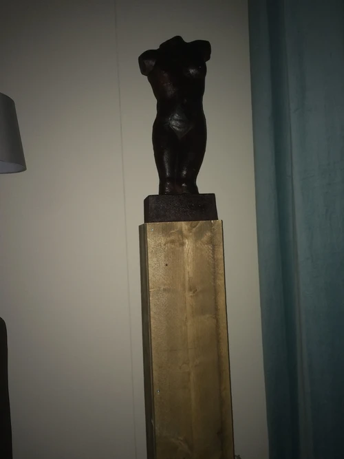 Vrouwelijke Torso van Metaal op Steigerhouten Zuil - 160 cm