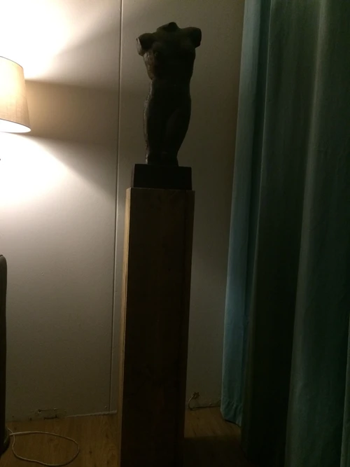 Vrouwelijke Torso van Metaal op Steigerhouten Zuil - 160 cm